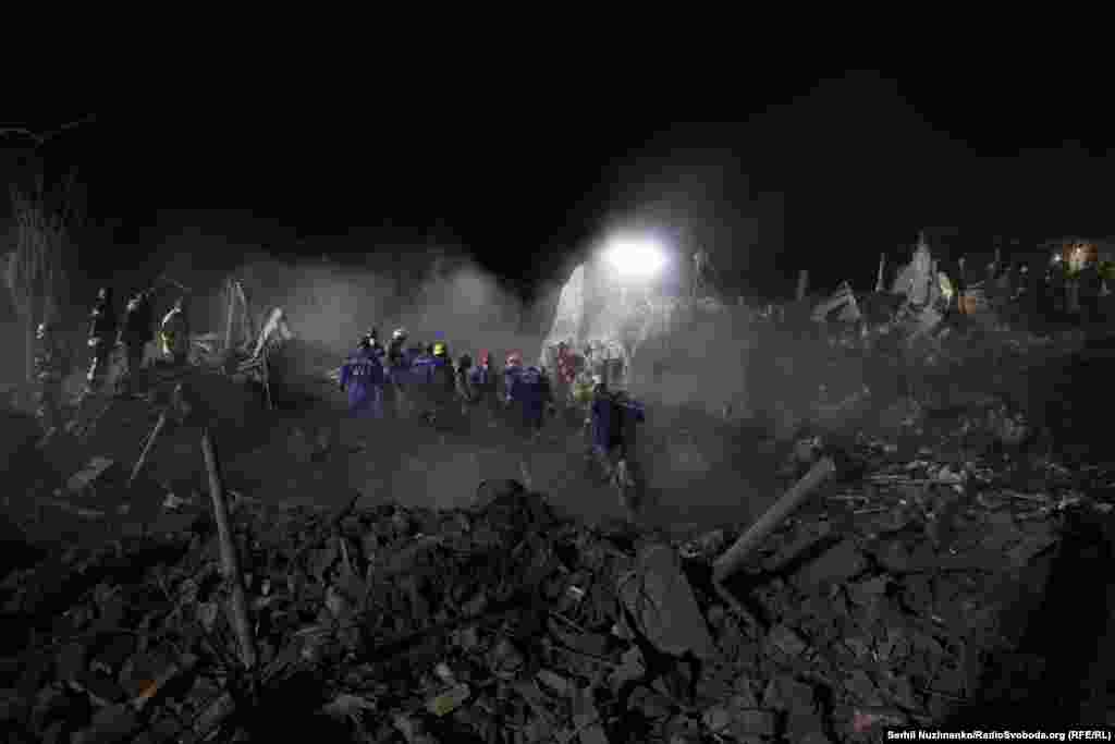 24 aprilie 2025, Kiev, Ucraina - Echipele de salvare caută prin ruinele unui bloc distrus din capitală. 