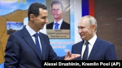 Башар ал-Асад говори с руския президент Владимир Путин по време на тяхна среща в Дамаск, 7 януари 2020 г.
