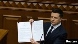 Presidenti i Ukrainës, Volodymyr Zelenskiy gjatë adresimit në paralament.
