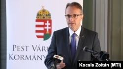 Tarnai Richárd, Pest vármegye főispánja beszédet mond a Budaörsi Kormányablak gépjármű-ügyintézési pont átadási ünnepségén 2025. március 18-án 