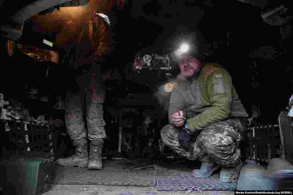 Днём украинским военным приходится выпускать от 20 до 50 снарядов. Бывает и больше. По словам солдат ВСУ, всё зависит от интенсивности российских попыток прорвать оборону