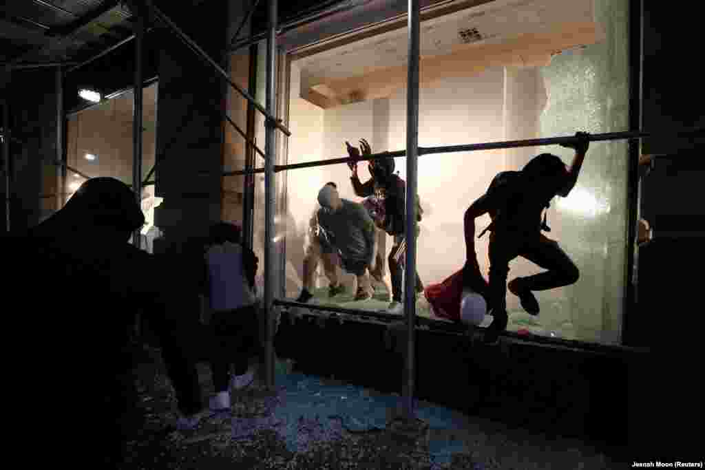 ნიუ იორკში მაღაზიის ვიტრინა დაამსხვრიეს. (REUTERS/Jeenah Moon)