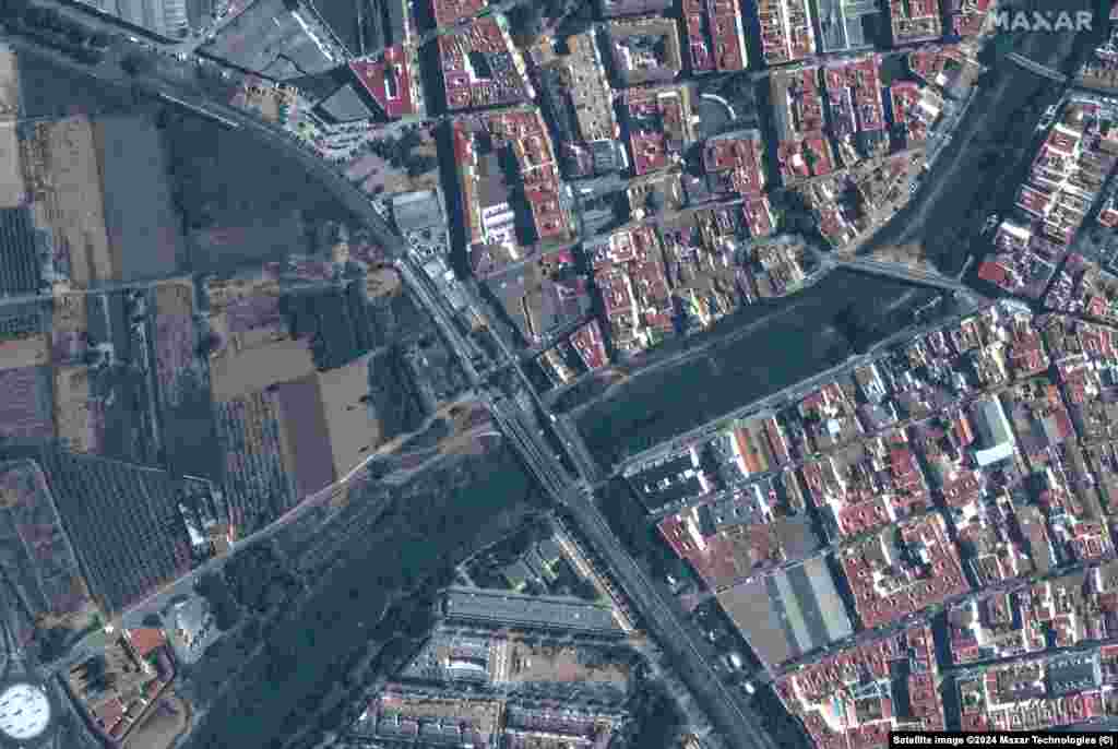 Drum și pod în Paiporta, Valencia, Spania. 18 octombrie 2024. În dreapta, un drum și un pod avariate, cu câmpuri inundate în Paiporta, pe 31 octombrie 2024 &nbsp;