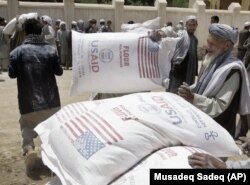 Saci cu făină donați de Programul alimentar mondial, prin intermediul USAID, la Kabul.