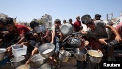 Conflictul din Fâșia Gaza a dus la o situație umanitară dezastruoasă, cu tot mai multe relatări despre persoane, mai ales copii, care mor din cauza malnutriției.