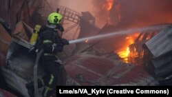 Пожарникари гаснат пожар во деловна зграда по руски ракетен напад во Киев рано на 6 април