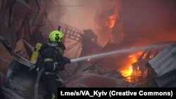 Pompierii lucrează la o clădire de birouri lovită de un atac cu rachete rusesc în Kiev, în dimineața zilei de 6 aprilie.