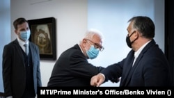 Orbán Viktor (j) fogadja Kincses Gyulát, a Magyar Orvosi Kamara elnökét a Karmelita kolostorban 2020. október 3-án. Balra Álmos Péter Zoltán, a Magyar Orvosi Kamara alelnöke.