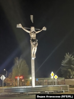Разпятието е осветено през нощта