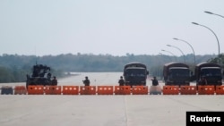 Vojnici ispred kontrolnog punkta u Naypyitawu, Mjanmar (1. februar 2021.)