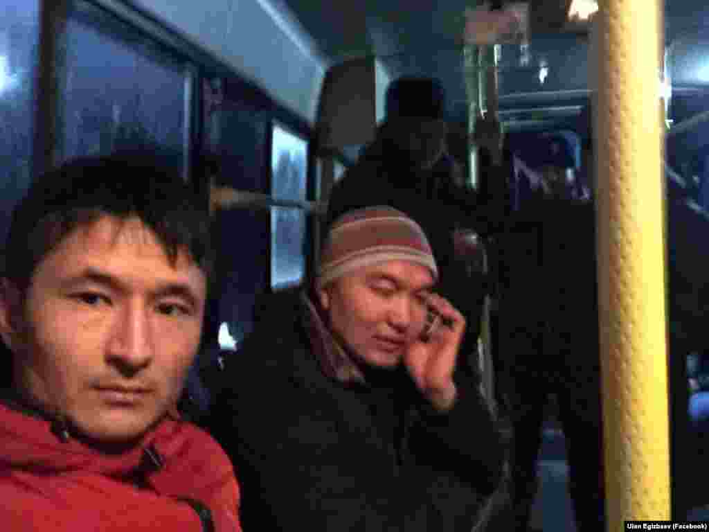 Уланбек Эгизбаев освещал задержание политика Омурбека Текебаева в аэропорту. Его задержали вместе со сторонниками экс-депутата. 26 февраля 2017 года.&nbsp;