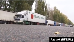 Грузовые машины на трассе в Кыргызстане близ кыргызстанско-казахстанской границы. 