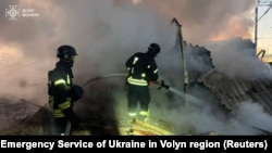 Vatrogasci na mestu ruskog raketnog udara u ukrajinskoj Volinskoj oblasti, 28. novembar 2024.