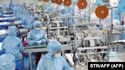 Radnici u fabrici maski u Lijanjungangu na istoku Kine, 29. oktobar 2020.