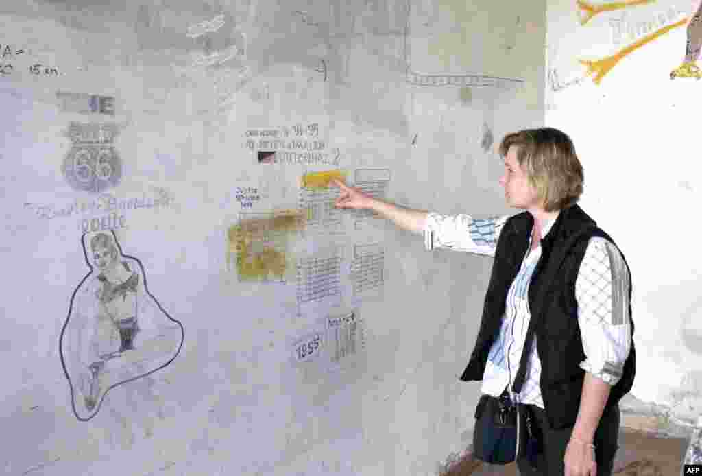 Бивш холандски миротворец посещава старата си база край Сребреница, Босна и Херцеговина, &nbsp;през 2007 г. Ръчно нарисуваният календар отбелязва дати от 1994-95 г. Около 8000 мюсюлмански мъже и момчета са убити в града и околностите му през юли 1995 г., след като нидерландските защитни войски на Организацията на обединените нации (ООН) не успяват да предотвратят превземането на Сребреница от силите на босненските сърби.