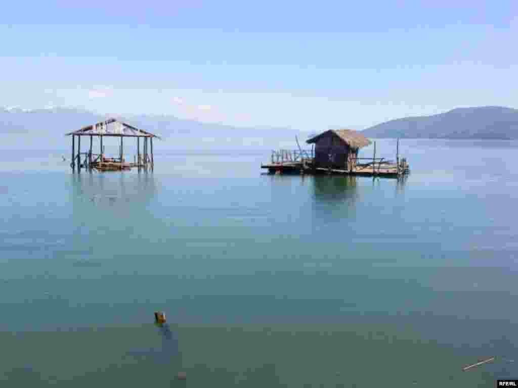 Годинава тие се под вода, езерото е надојдено 1,5 метар во длабочина и 20-тина метри во должина