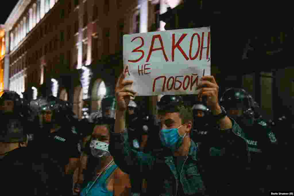 Плакат, предизвикан от полицейското насилие в петък. По сведения на МВР проверката на случаите на насилие може да отнеме цял месец. Този участник не е доволен от това съобщение.