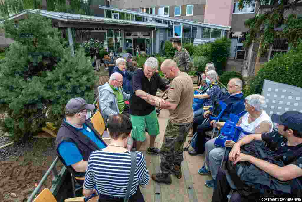 Германски војници евакуираат болница по поплавата во Бад Ноенахр, Германија, 15 јули 2021 година.