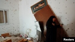 Një grua palestineze reagon ndaj dëmeve të shkaktuara nga një sulm izraelit në kampin Nur Shams, në Tulkarm, në Bregun e uzurpuar Perëndimor, 21 prill 2024.