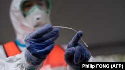 Metoda molekularnih bioloških testova (PCR) testiranja sa 98 do 99 posto tačnosti pokazuje aktivno prisustvo nekog virusa, pa i SARS-CoV-2