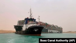 Ekipe pokušavaju da uklone nanose oko broda i da iskoriste plimu da ga povuku uz pomoć tegljača