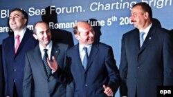 Predsednici Jermenije i Azerbejdžana često su se sastajali i na međunarodnim skupovima. Fotografija je sa susreta Crnomorskog foruma u Ruminiji, 5. juna 2006. godine. S leva na desno: predsednik Gruzije Mikhail Saakashvili, predsednik Jermenije Robert Koc