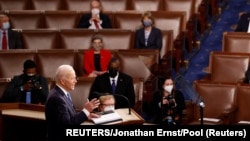 Членови на Конгресот на САД слушаат додека претседателот eо Бајден го одржува своето прво обраќање на заедничката сесија на конгресот во Домот на американскиот Капитол во Вашингтон, САД, 28 април 2021 година.