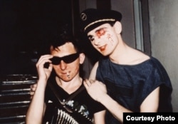 ძმები გრიგორი (მარცხნივ) და ვიქტორ სოლოგუბები ჯგუფიდან „სტრანნიე იგრი“ (უცნაური თამაშები) ლენინგრადში, 1984 წელი. ჯგუფმა სახელი გაითქვა „გიჟური“ სცენური გამოსვლებით და „სკას“ ჟანრით ინსპირირებული მუსიკით.