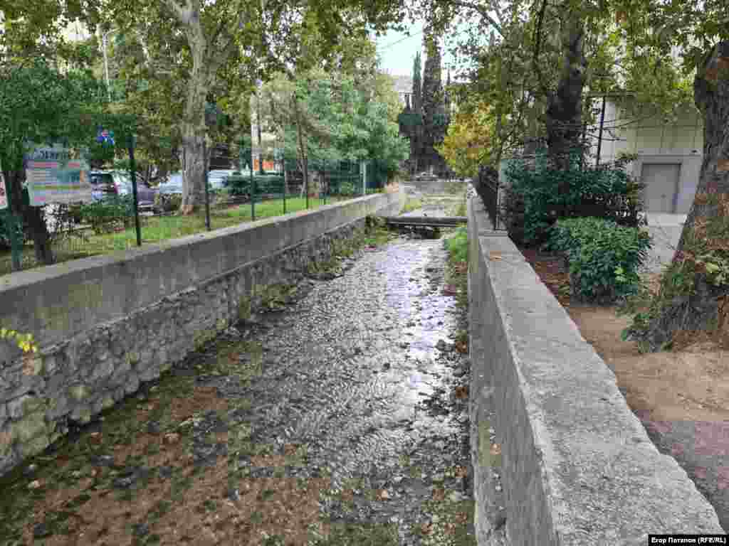 Река Дерекойка поднабрала воды после октябрьских осадков, но все еще маловодна