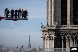 Снимка от 24 ноември 2020 г., година и половина след пожара. Чак тогава са окончателно премахнати останките от старото скеле около шпила на "Нотр Дам".