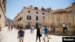 Hrvatska ima što riskirati, ako se epidemiološka situacija pogorša i ugrozi turističku sezonu, upozoava resorna ministrica (na fotografiji: Stradun, Dubrovnik, 28. lipnja 2020.)