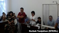 Журналист Жанболат Мамай (оң жақта) сотта отыр. Алматы, 14 тамыз 2017 жыл. 