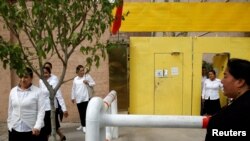 Жени от уйгурски произход напускат един от центровете за политическо обучение в провинция Синцзян