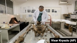 Forenzičar Arsim Gerxhaliu radi na ostacima nestale osobe Priština, april 2020.