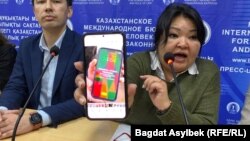 Адвокат Жанар Балгабаева показывает телефон арестованного активиста, который, по ее словам, пытались взломать. 27 января 2024 года