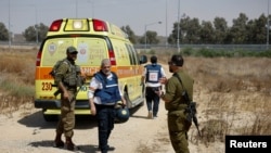 Израелски војници и медицински лица