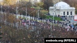 Belarusz - Lukasenka-ellenes tiltakozók vonulnak a minszki Kurapatyba, 2020. október 31-én.