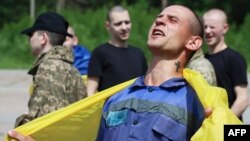 Një ushtar ukrainas feston lirimin e tij nga robërimi rus. 9 qershor 2025. 