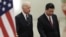 Președintele american Joe Biden, împreună cu omologul său din China, Xi Jinping, în timpul întâlnirii de la Beijing, în 2011. O analiză publicată de Politico arată că măsurile luate de administrația Biden sunt mai dure decât cele hotărâte de republicanul Donald Trump. 