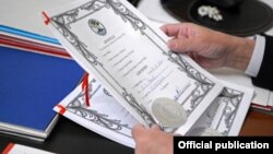 Документы из Белиза, представленные президенту.