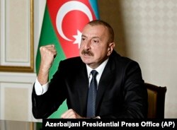 Ilham Alijev azeri elnök beszédet tart népének Bakuban 2020. október 20-án.