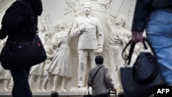 Барьельеф в переходе между станциями "Таганская". Москва, 15 мая 2025 года