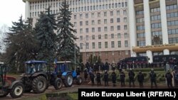 Tractoare în fața Parlamentului, 18 decembrie 2020.