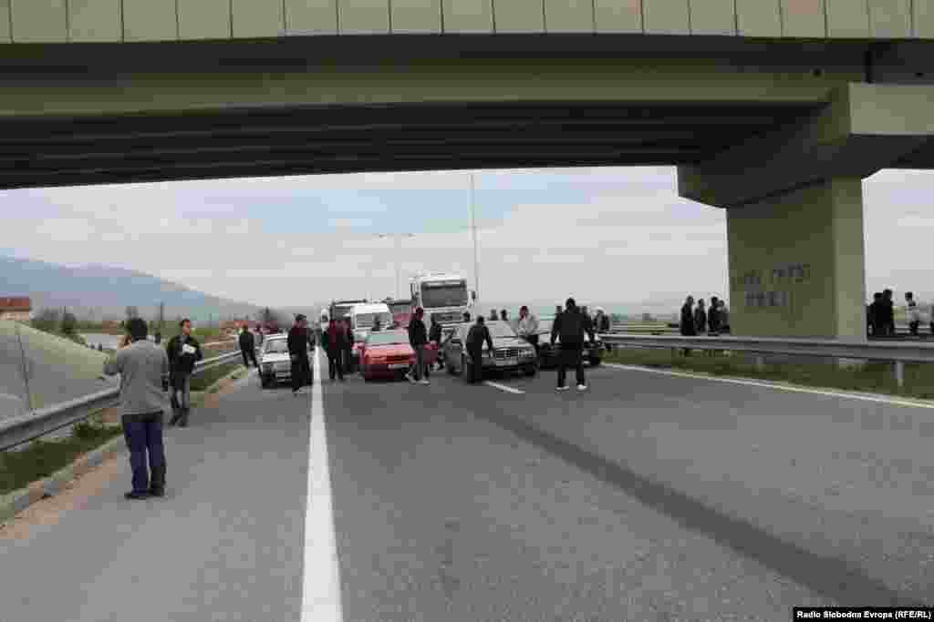 Револтирани граѓани ја блокираа Обиколницата кај Скопје во знак на протест откако петмина млади момчиња ноќеска биле убиени во близина на Смилковското Езеро.