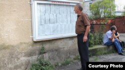 Новый закон войдет в силу с начала следующего года, когда в Абхазии будет запущен процесс замены старых паспортов на новые. Заранее известно, что в новых документах будет отказано гражданам, имеющим грузинские паспорта