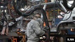 илустрација, работник во фабрика за производство на автомобили