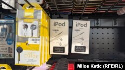 iPod-uri contrafăcute într-un magazin chinezesc din Novi Sad, Serbia