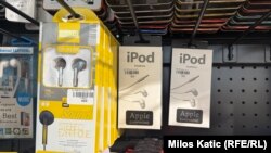 iPod-uri contrafăcute într-un magazin chinezesc din Novi Sad, Serbia.