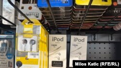 Лажни iPod слушалки во кинеска продавница во Нови Сад, Србија