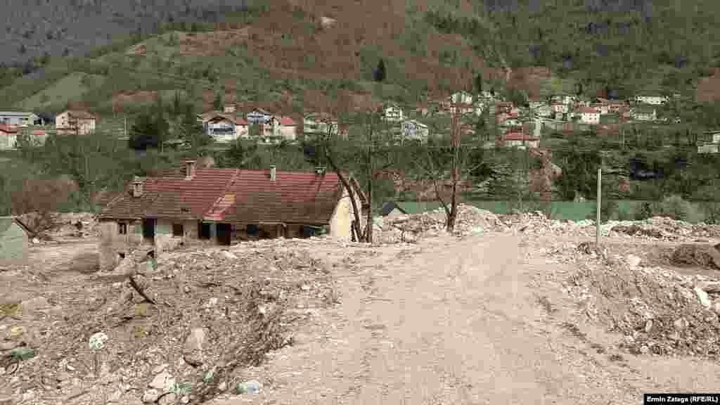 Nakon grube obnove pristupnih puteva, neke od kuća su ostale četiri do pet metara ispod nivoa puta. 